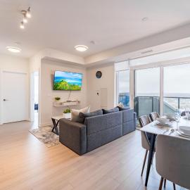 Open Concept Luxury Condo in Central KW with Sauna, hotel en Kitchener