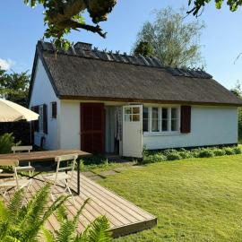 Thatched Cottage Near Dronningmølle Beach, готель у місті Dronningmølle