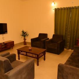 Nirantara Luxury Service Apartment – hotel w mieście Gonikoppal