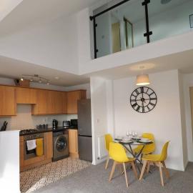 Two Bedroom Peaceful Penthouse - Private Parking, hotel in Wyken