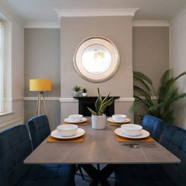2 Bedroom Characterful House - Free Street Parking, hotel in Lancaster