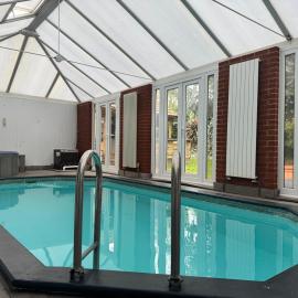 Broadway Pool House with Sauna & Jacuzzi، فندق في هيرن باي