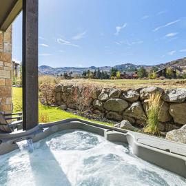 Gregs Grandeur Pristine Condo with Private Hot Tub