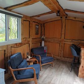 Woodland glamping cabin, hotel a Ynys Station