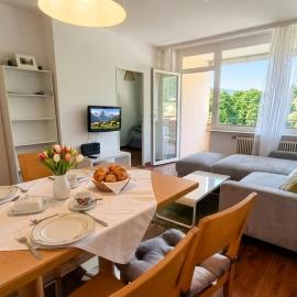 SIMON Haus KMB Seeappartement am Ossiacher See, Hallenbad, Skiarena Gerlitzen – hotel w mieście Tschöran