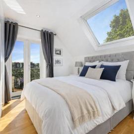 Pilsworth Court Suites Manchester، فندق في بيوري