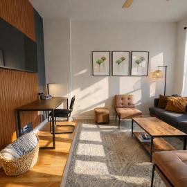 Flexhome Ukrainian Village • 2BR • Convenient Walkability · Sleeps 6
