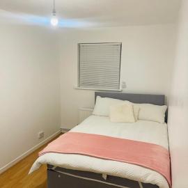 8 mins Drive from Heathrow - Double bedroom in shared accommodation - Cavalier Gardens, hotel in Hillingdon