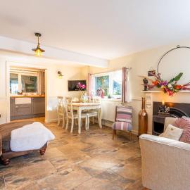 Country Cottage Annex (The Cwtch), готель у місті Gilwern