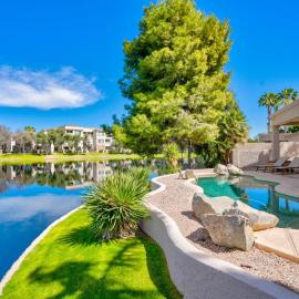 Gorgeous Lakefront Paradise w Pool & Views, hotel i Chandler