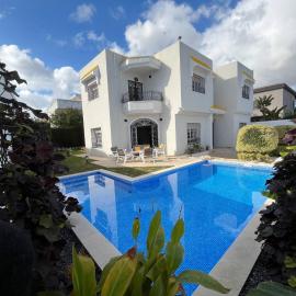 Viesnīca Charming 600sqm villa with a large garden pool pilsētā La Soukra