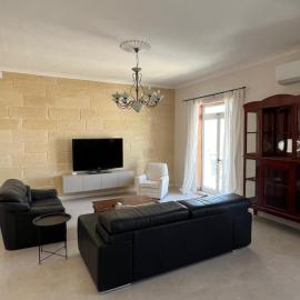 Spacious & Central 3-Bedroom Apartment Close to the Sea, hotel in Taʼ Xbiex