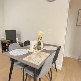 Private Suite unit 1B - New & Cozy in Calgary, hotel u Calgariju