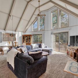Poconos Retreat w/ Pool and Lake Access、Lake Arielのホテル