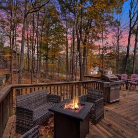 Poconos Retreat w/ Pool and Lake Access, hotel a Lake Ariel