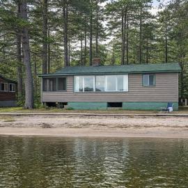 Charming Cabin 9 on Big Basswood Lake، فندق في Thessalon