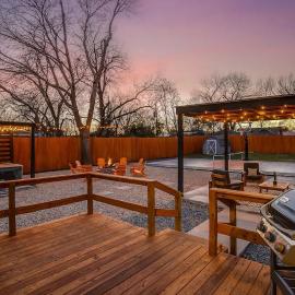 Designer Pickleball Hot Tub Basketball 10 minute walk to FIFA AT&T Globe Life and Choctaw Stadiums, hotel sa Arlington