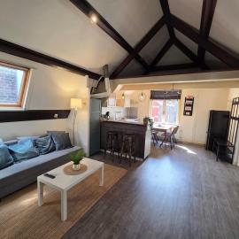 Attic apartment in historic canal house in city center Gouda, hotel in Gouda