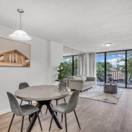 North Miami 2BR with Pool and Free Parking: North Miami şehrinde bir otel