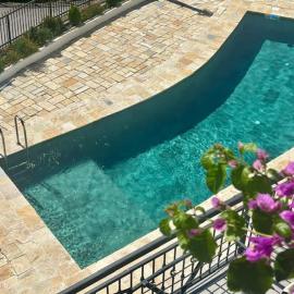 Poolside apartments in Kavac, хотел в Kavač