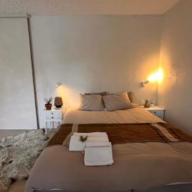Charming luxe suite with free parking on walking distance of the centre of Bruges! Fresh room!, hotel i Brugge