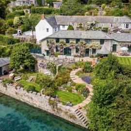 Waterside Manor and Boathouse , Salcombe - Sleeps 8 with parking, hotel u gradu 'Salcombe'