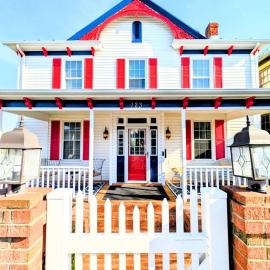 Historic Charm Downtown with Hot Tub and Arcade!
