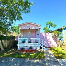 Flamingo- A Tiny Home With A Big Personality, hotel u gradu 'Galveston'