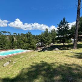 Cabaña de montaña con pileta en hermoso predio, hotel in Villa Yacanto