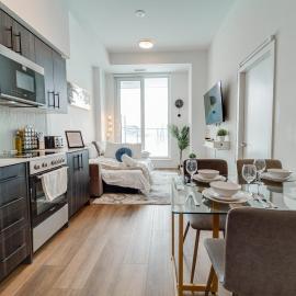 Luxury & Modern Condo in Central KW With Exclusive Terrace, hotel in Kitchener