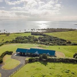 Luxury Beachfront Farm Retreat w Private Beach, hotel a Clarks Beach