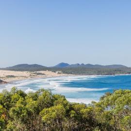 Beach House 7, Air Conditioned, Wi-Fi, Foxtel, Linen, Communal Pool and Spa