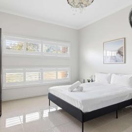 Modern Queen Room - Near Station & Easy M2 and M7 - Shared Bathroom and Kitchen, hotel in Toongabbie