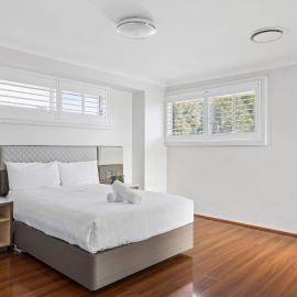 Modern Double Room with Ensuite Bath - Near Station - Shared Kitchen, hotel in Toongabbie