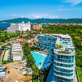 Stylish ocean-view condo with pool, gym, private balcony, AC, & WiFi, hotel en Bucerías