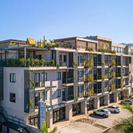 Modern condo with rooftop pool, balcony, gas grill & gym access