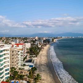Relaxing condo with rooftop pool, oceanview balcony & walkable beach access