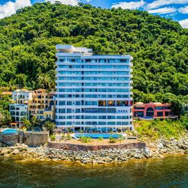 Luxurious 1st-floor condo with pool, oceanfront balcony & water view