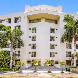 Luxurious retreat with a scenic terrace pool & modern kitchen, hotel in Nuevo Vallarta