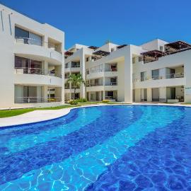 Stylish condo with covered balcony, pool & pool tables
