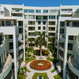 Bright coastal apartment with pool, balcony & beach access close by, hotel in Nuevo Vallarta