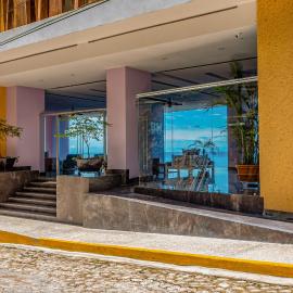 4th-floor oceanfront condo with balcony, outdoor pool, ocean views & AC