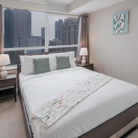 Corporate 2BR Condo Celebration Sq Parking 19th, hotel a Mississauga