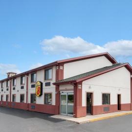 Super 8 by Wyndham Crystal Lake: Crystal Lake şehrinde bir otel