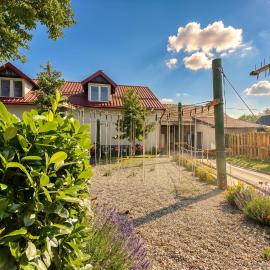 Hedonia Estate /w Sauna and Jacuzzi Near Varaždin - Happy Rentals, hotel en Majerje