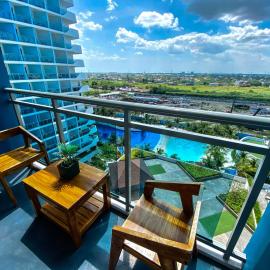 Azure North Monaco 10F Pool View with Netflix and WiFi and Karaoke, hotel in San Fernando