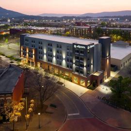 La Quinta Inn & Suites by Wyndham Chattanooga Downtown/South, хотел в Чатануга