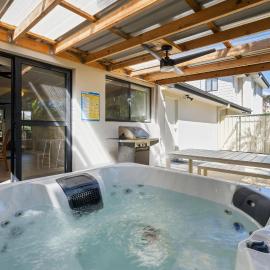 Hawks Nest Hideaway | Spa, BBQ, Bikes & Pool Table