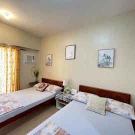 La Maria Rentals - Across SM City with Balcony, 2 Double Beds and Wi-Fi