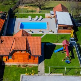 Timber Cottage With Pool - Happy Rentals, hotel di Zasadbreg